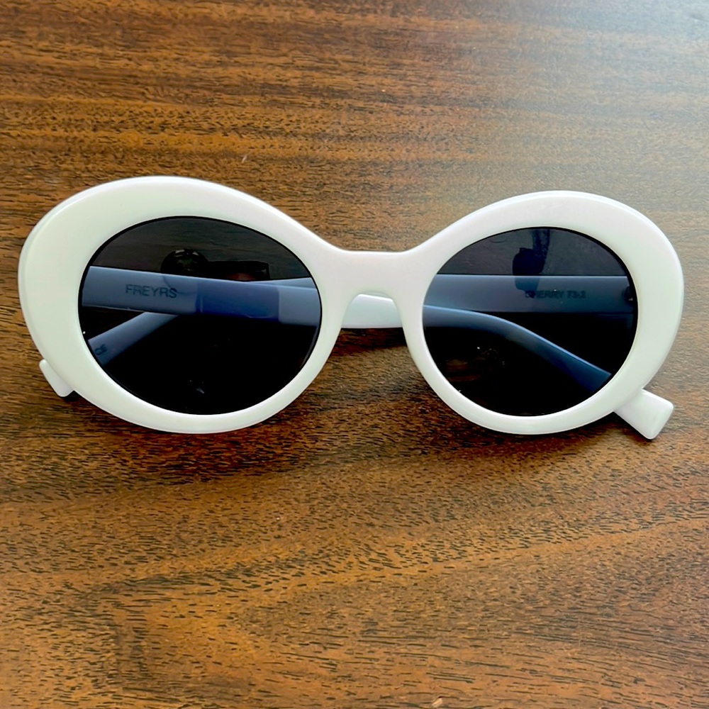 White Retro FREYRS